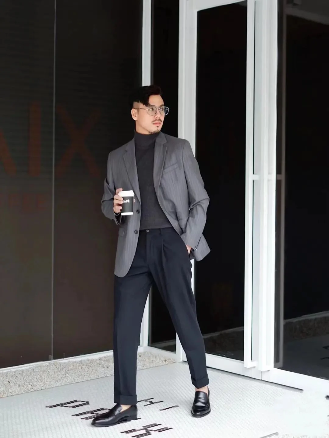 穿著西裝搭配樂福鞋的男士